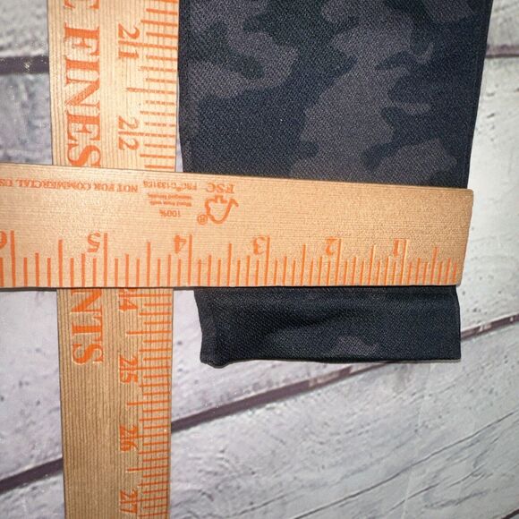 SPANX WOMEN'S SIZE MEDIUM GRAY CAMOUFLAGE PULL ON LEGGINGS PANTS MID-RISE *VGC*. - Picture 11 of 11